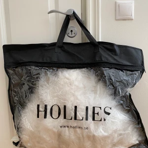 HOLLIES PÄLSJACKA  - Säljer nu denna fina vita pälsjackan ifrån HOLLIES Den är använd endast en gång så näst intill oanvänd!!! Kom gärna med exempel på priser så kan vi diskutera det Jag skulle säga att storleken är en XS, kanske en S men beror lite på armarna som är ganska tajta! Men passar mig jättebra som är ungefär en XS💕💕💕