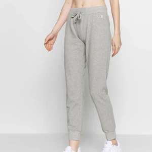 champion mjukisbyxor  - ett par gråa champion mjukisbyxor, använda få gånger men sparsamt använda! storlek S 