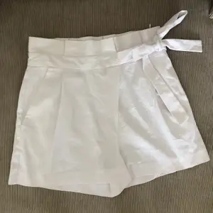 Jättefina vita shorts från Zara storlek M. Näst intill oanvända. Jag har satt vlieseline över lappen där bak då den skavde men man kan dra bort det. Fraktkostnad tillkommer💕