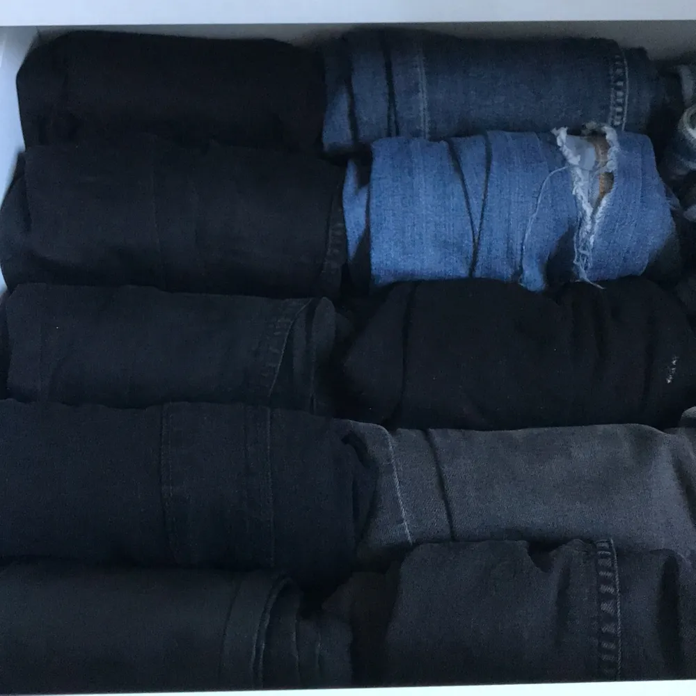 Skriiv storlek och färg så har jag säkert de jeans ni söker. Säljer de mesta ,lågmidjade, högmidjade,båa,svarta,gråa. Jeans & Byxor.