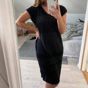 Klänning i från minimarket - Klänning ifrån minimarket. Änvänd men i bra skick! Stolek medium, lite stor på mig som oftas är en small. Men är skön och luftig till sommaren. Den är stickad så lite genomskinlig i vissa ljus. Annars superfin å skön🥰