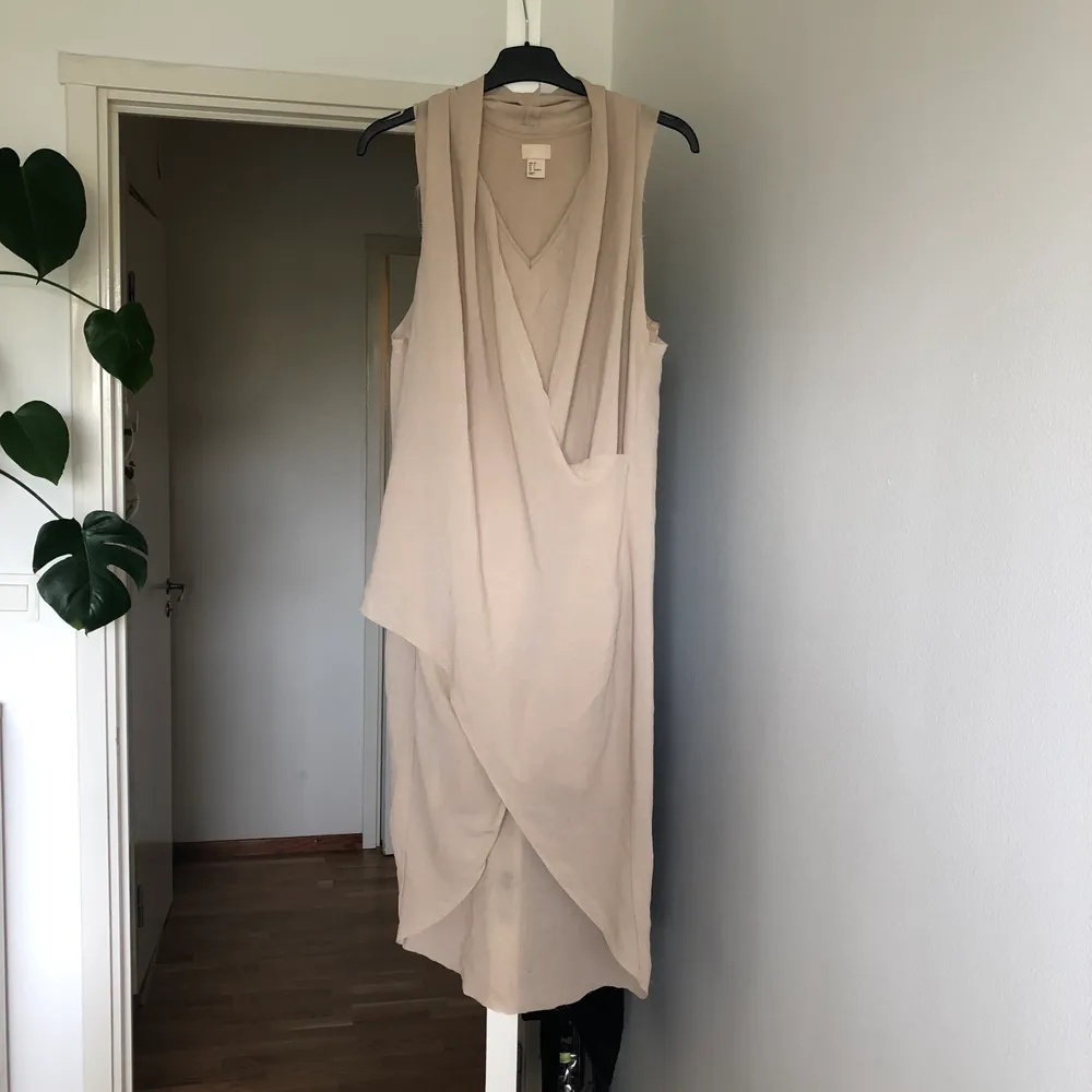 Superfin klänning från H&M, storlek 34. Draperande, längre bak och kortare fram med en underklänning som grund. Köparen står för ev fraktkostnad 🥰. Klänningar.