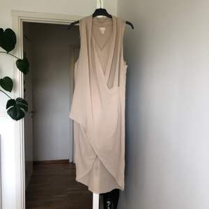 Superfin klänning från H&M, storlek 34. Draperande, längre bak och kortare fram med en underklänning som grund. Köparen står för ev fraktkostnad 🥰