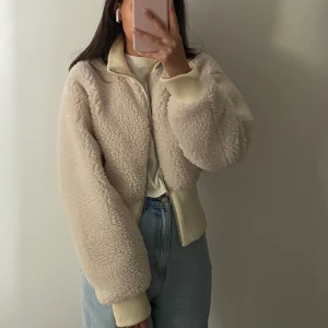 Weekday jacka - Skön vit Teddy jack från weekday i storlek xs! Den är i nyskick! Köparen står för frakten 💖💖