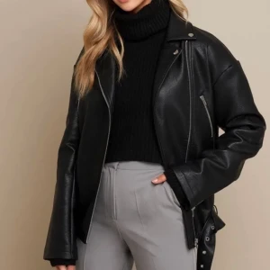 Skinnjacka NAKD  - Säljer denna skinnjacka från NAKD då den inte kommer till användning. Annars är den super fin! Buda från 300kr🥰 Högsta budet 370kr! Budgivningen avslutas 9/9😊