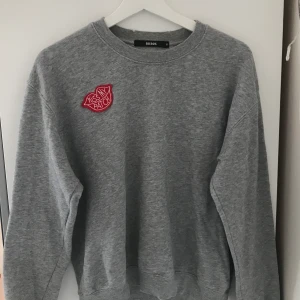 Grå mysig sweater - Superskön grå sweatshirt! Hör gärna av dig om du är intresserad! Budgivning om fler är intresserade! 