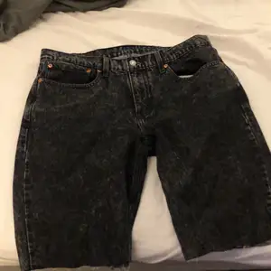 Ett par klippta Levis tapper jeans ganska stora i midjan ca 34 