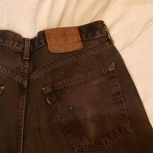 Levis jeans - Ett par bruna Levis jeans i secondhand skick. Avklippta nertill, passar någon som är 165 och vill att de ska ligga på skorna. Gissar på storlek 34. Färgen mest lik i bild 1&2💕                                     Frakt tillkommer på 63kr!!