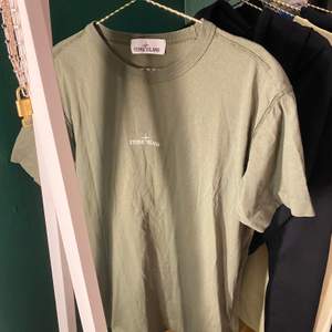 Sjukt snygg T-shirt från stone island som bara är använd ett par gånger. Skicket är som nytt. Sitter snyggt på o trycket på ryggen gör den super ball. Nypris 1400