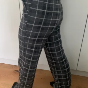 Rutiga byxor  - Rutiga Byxor från bohoo. Storlek 34-36 och de är ganska stretchiga. Säljer för 160kr + frakt. 