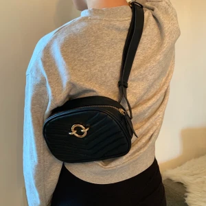 Midjeväska  - Fin midjeväska i skinn, går att matcha till det mesta! Praktisk & fin!🌟