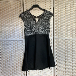 Klänning - Snygg svart klänning som är öppen i ryggen i storlek L men åt det mindre hållet.