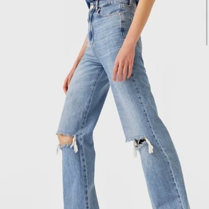 Långa jeans med hål  - Supersnygga populära jeans från stradivarius! Aldrig använda, alla lappar kvar. Långa med hål på knäna, strl 38 men passar en 36a också. 300kr, köpare står för frakt. Kan också hämtas upp i Helsingborg