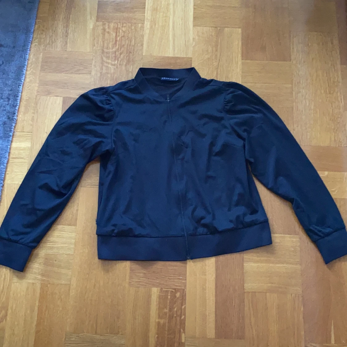 Rönnisch träningströja med puffaxlar strl. XL