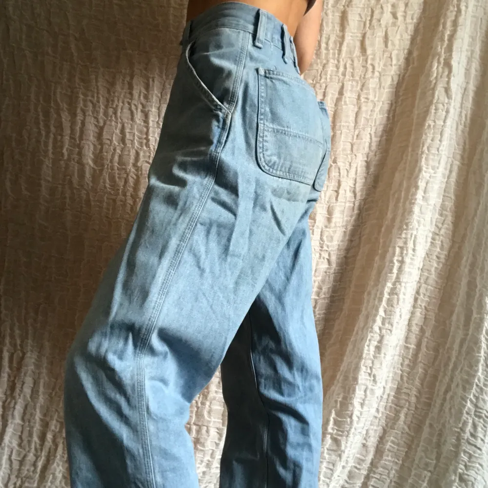 Ljusa jeans från Carhartt! Når till marken för mig som är 162 cm. Frakt på 63kr tilkommer💛. Jeans & Byxor.