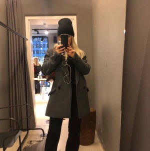 Grå kystomkappa - Superfin grå kostymkappa från pull&bear i strl S men sitter lite oversized. Har endast använt 1 gång!!💗