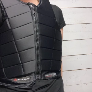 Intressekoll! Helt ny oanvänd race safe vuxen strlk s  - Helt oanvänd och har lapparna kvar, endast intressekoll för har inte riktigt bestämt om jag ska sälja än men säljes isf för att den inte riktigt passade mig❤️  nypris: 3 225 kr mitt pris: 3 000 kr. Är ni intresserade så får ni gärna lämna en kommentar, skriv gärna om ni tycker att priset låter rimligt🥰 kan hämtas i Tanum/Fjällbacka ( om jag säljer ) annars så kan vi ta det därifrån 💖