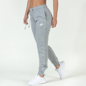 Nike Essential Reg Pants  - Grå Mjukis/Joggingbyxor från Nike i st S. Använd fåtal gånger, men väldigt snygga i passformen. Nypris 450 kr Budpris 200kr 