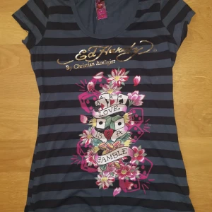 Christian Audgier lång t-shirt - Ed hardy by Christian Audigier. Lång T-shirt i strl M. Love is a gamble. Frakten ligger på 44kr bud ingen slutar 15.00 på söndag! Skriv till mig privat när ni budar bud ingen ligger just nu på 150kr + frakt :) 