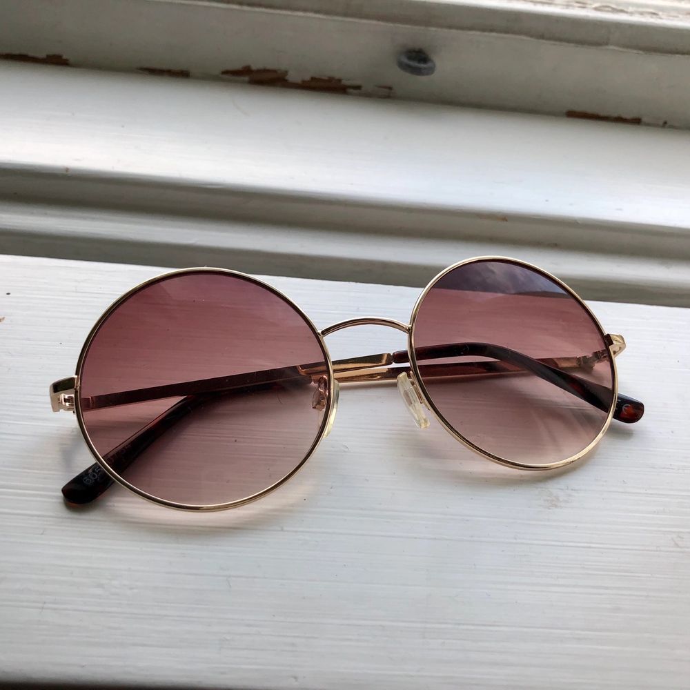 Säljer dessa runda solglasögon i färgen roséguld ✨ 60 kr inkl frakt . Accessoarer.