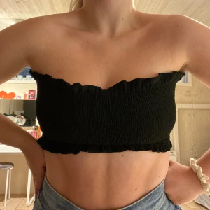 Oanvänd svart topp - Oanvänd svart topp i strl S från Gina Tricot 