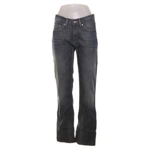 Acne Jeans säljer för 350kr - nypris: 1500kr. Alla tre byxor dvs. (Acne, Lee & Levis) för 800kr om man köper det tillsammans. Annars ligger priset på 1000kr. 