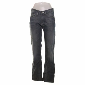 Acne Jeans - Acne Jeans säljer för 350kr - nypris: 1500kr. Alla tre byxor dvs. (Acne, Lee & Levis) för 800kr om man köper det tillsammans. Annars ligger priset på 1000kr. 