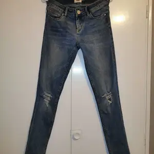 Snygga blå/grå jeans stl XS. Väldig sköna i tyget men dom passar tyvärr ej längre. Köparen står för frakten. 