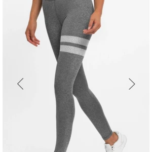 Stronger Tights - Säljer mina skit snygga nya tights från märket Stronger i Storlek M. Sitter som en S då dom är små i storleken. Aldrig använda, tagg avklipptdå jag trodde jag skulle gå i dom men sen kände dom va för små. 