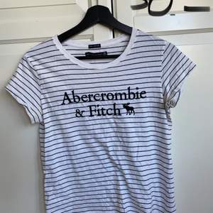 Säljer en randig t-shirt från Abercrombie & Fitch i storlek XS. Bra skick! 