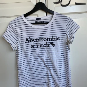 Abercrombie & Fitch t-shirt  - Säljer en randig t-shirt från Abercrombie & Fitch i storlek XS. Bra skick! 