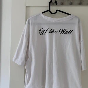 T-shirt från vans  - Så snygg T-shirt från vans med text bak. Frakt på 36kr tillkommer 