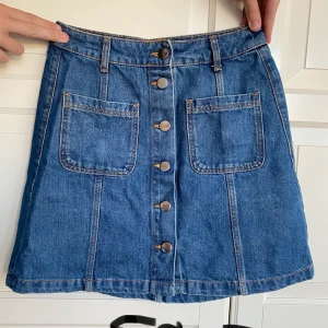 Jeanskjol  - Säljer en jeanskjol från H&M i storlek 32. Väldigt bra skick! 