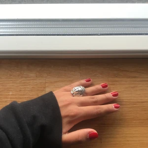 Silver ring - En silver ring som föreställer buddha. I bra skick. Skulle säga att ringen är medelstor. Köpare står för frakt.