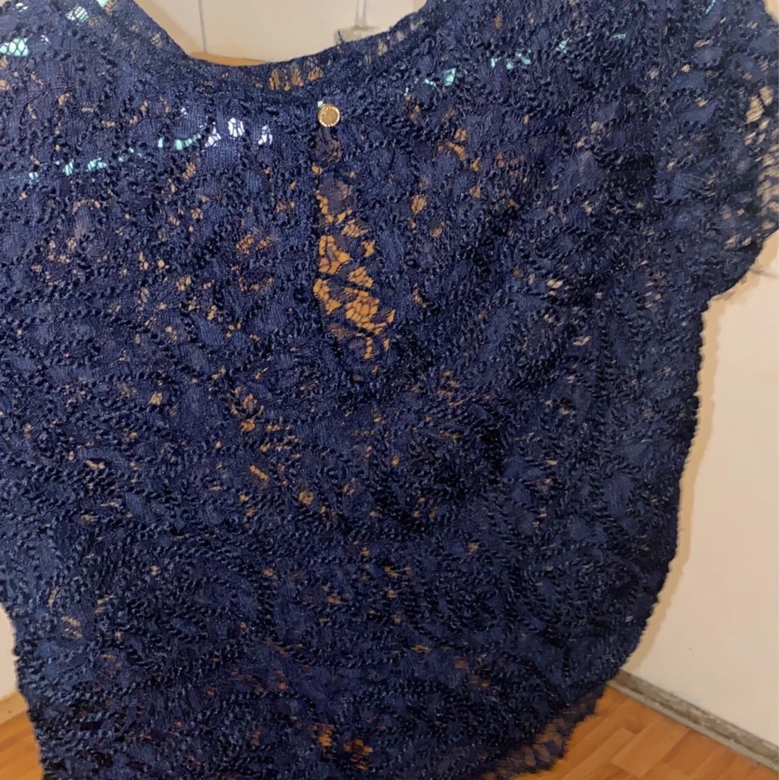 En genomskinlig blå topp - 90