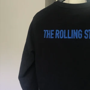 Tröja med tryck⚡️⚡️ - Säljer denna ascoola tröja från zara med ”the Rolling Stones”-tryck!! Köpt här på plick men har tyvärr inte kommit till användning... möts upp i Stockholm eller köpare står för frakten!❤️❤️❤️ (pris diskuteras vid snabbt köp) 