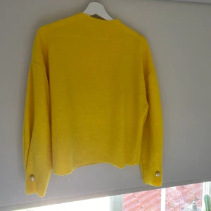 Gul tröja från Zara - Cool tröja från Zara som dock inte är min stil, bara använt en gång. Sitter bra men lite löst på mig som vanligtvis har S/M i tröjor. Fina pärm-detaljer i ärmarna, se sista bilden.