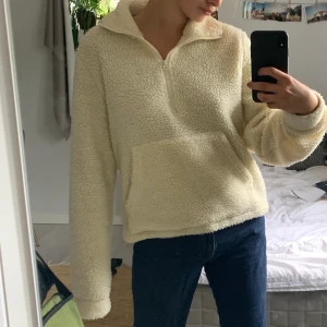 Teddy bear tröja - Så mysig pullover i krämvitt material. Halv dragkedja som gör att man kan ha kragen på flera sätt. Bra skick, perfekt för hösten💘