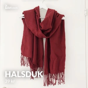 Halsduk - Fin halsduk som är använd ett par gånger, men är i fint skick! Frakt på 44kr tillkommer 📦