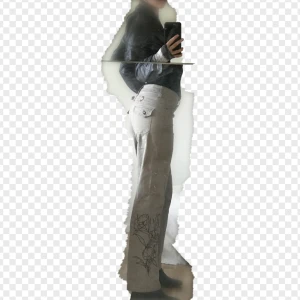 Y2k vida byxor - Super cute byxor med blomsterdetaljer på ena benet, inköpta i berlin. Materialet är mjukt och bekvämt med lite stretch. Tyvärr lite stora på mig. Jag på bilden har storlek 36/38 och är 177 cm. Frakt tillkommer 🎐