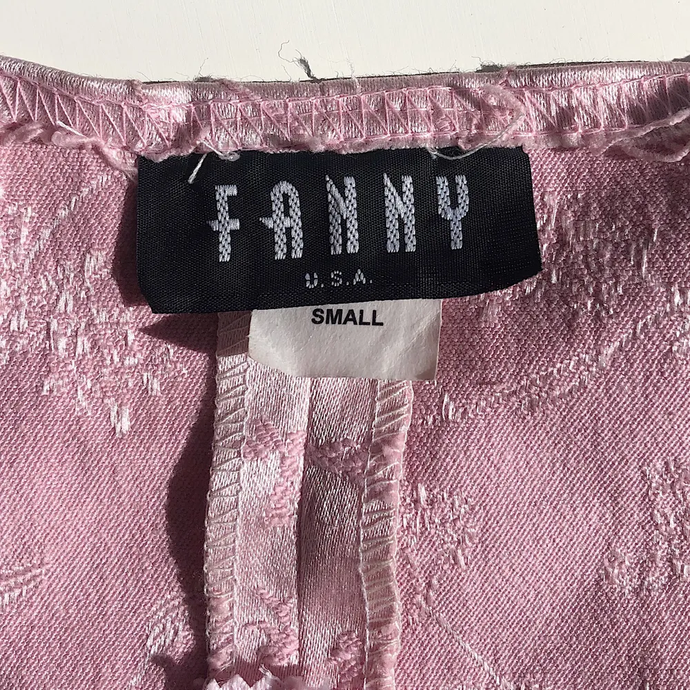 Unik korsettopp från Fanny i storlek small 🌸 Underbar topp i den sötaste rosa färgen. Toppen har knytning framtill så man kan göra den tightare i midjan och en dragkedja på baksidan. 💕 Bara att skicka ett meddelande om du vill ha fler bilder!  🌸 Alla priser är förhandlingsbara. Postar inom 2 dagar. Alla bud är välkomna! Tar betalt via swish eller plick-safe 🌸. Toppar.