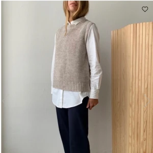 Stickad väst -  Stickad väst. Använd en gång så den är i toppskick! Den är från märket Modström. BUD PÅ 400 + frakt! 