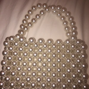 Pärlväska  - En cool och snygg pärlväska från Nelly. Säljer pga kommer ej till användning. Frakt TILLKOMMER