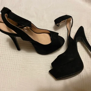 Snygga klackar stl 38 - Supersnygga oanvända klackar i storlek 38. 