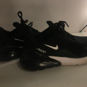 Nike air Max 270 (Gs)  - Storlek: 38 färg: svart och vit 