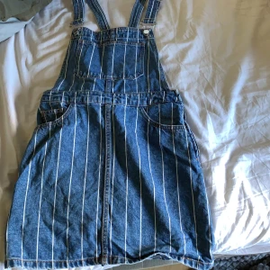 Hängsel klänning - En fin hängsel klänning, strl 38, Från hm. Super bra skick & en super fin klänning. Du betalar frakten💕