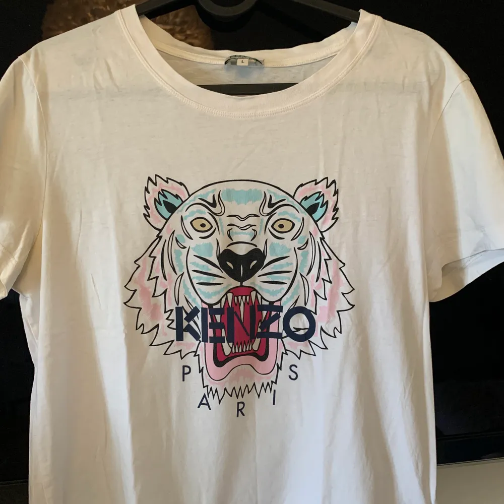 Vit kenzo t-Shirt i storlek L, säljs för 200kr, nypris 1000kr . T-shirts.