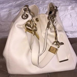  - Jimmy choo väska , äkta o köpt på Jimmy choo butik i Cannes 
Ny pris 12000kr 
