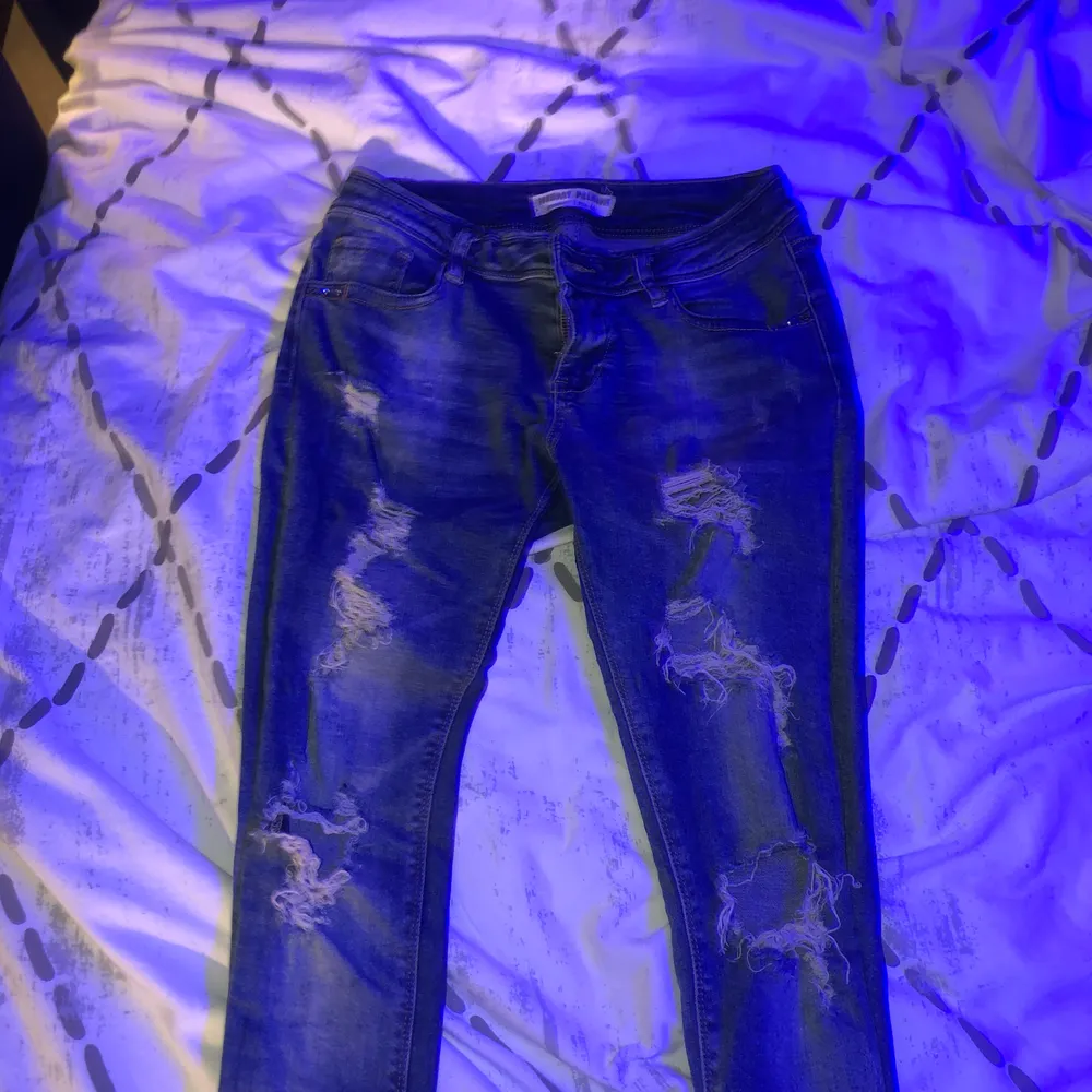 Slitna blåa jeans . Jeans & Byxor.