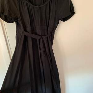 En svart designer klänning jag fått från min mor som jag tyvärr ej kan ha längre. Fraktar eller möts upp!🌸